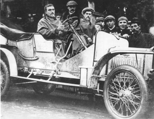16/20 hp 1907 - Ernest Courtis nach dem Sieg bei der Tourist Trophy auf der Isle of Man.